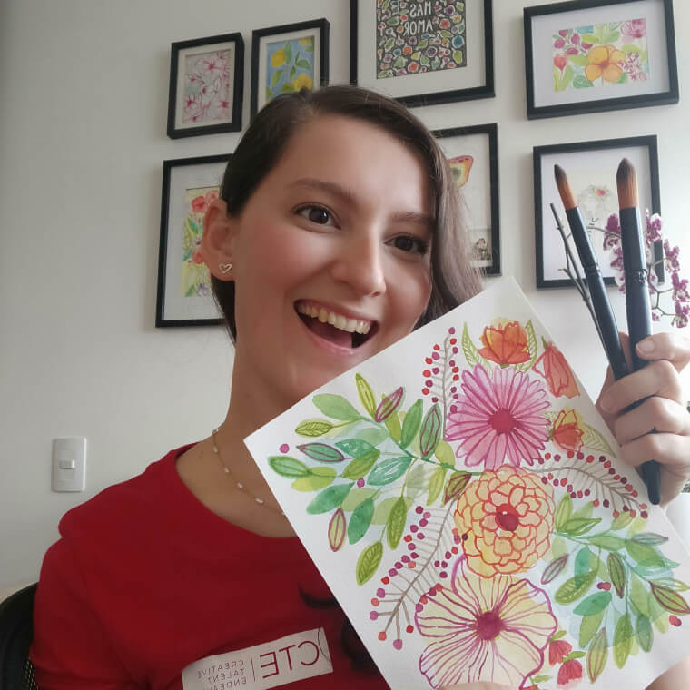 Mariangel Crespo holding up a painting